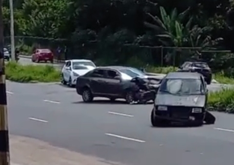Três carros ficam destruídos em acidente em avenida de Manaus; vídeo