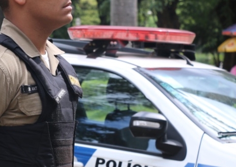 Mãe surta e esfaqueia a própria filha de 3 anos por chorar demais