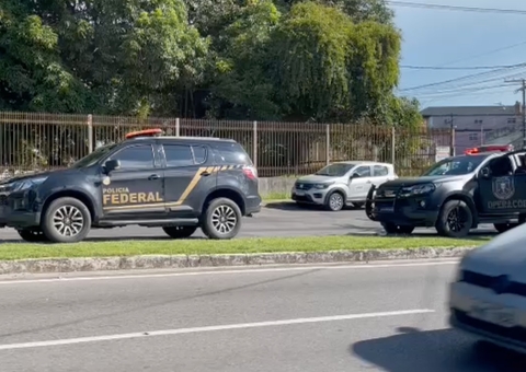 Comboio de carros da PF chama atenção em Manaus e intriga populares; vídeo