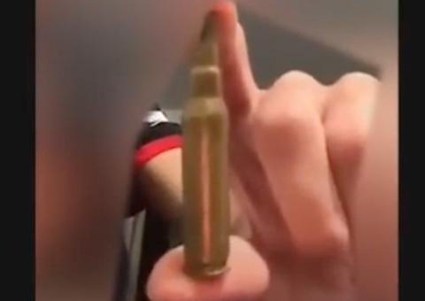Vídeo: Jovens exibem armas e drogas em live e recebem 'visita surpresa' da PM