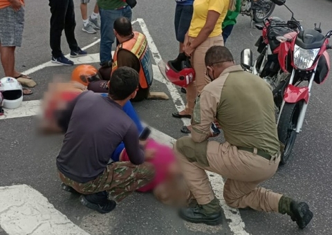 Mulher tem fratura exposta em acidente de moto em Manaus