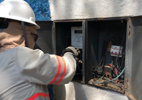 PL prevê que dívida seja paga por Pix ou crédito no ato de corte de água e luz no Amazonas