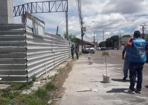 Funcionário de obra embargada tranca fiscais do Implurb durante inspeção em Manaus