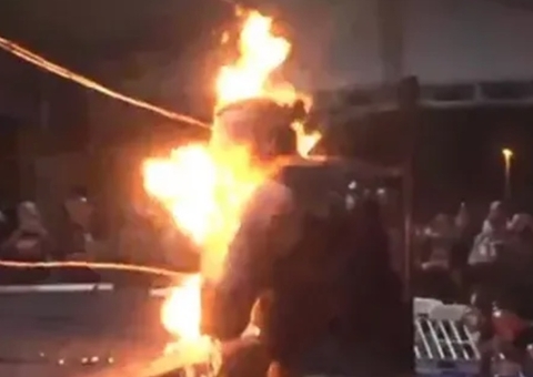 Cenas fortes: Lutador pega fogo ao tentar cuspir chamas em adversário