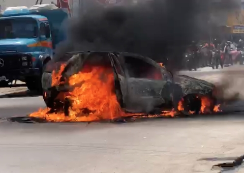 Carro pega fogo e fica destruído em Manaus após problema no tanque de gasolina; vídeo