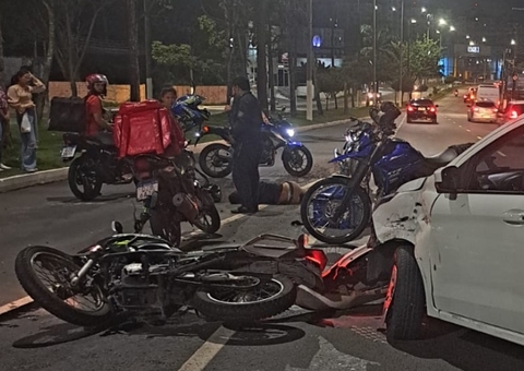 Motociclista é arremessado após ser atingido por carro em avenida de Manaus; vídeos