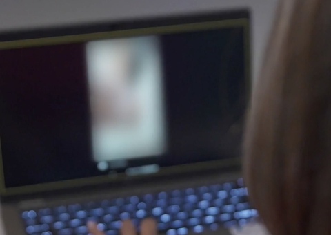 Em desafio no Discord, menina de 13 anos ateia fogo em gato durante transmissão ao vivo