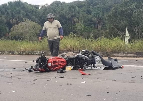 Motocicleta bate de frente em carro e mulher morre em grave acidente na AM-070