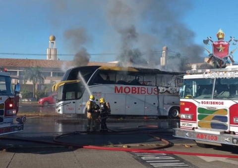 Ônibus com time de futebol feminino pega fogo 