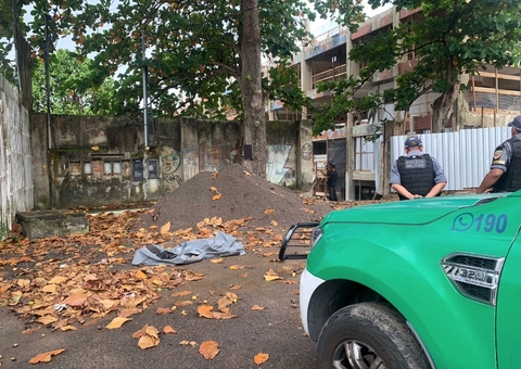 Trabalhadores encontram corpo em decomposição boiando no Rio Negro em Manaus
