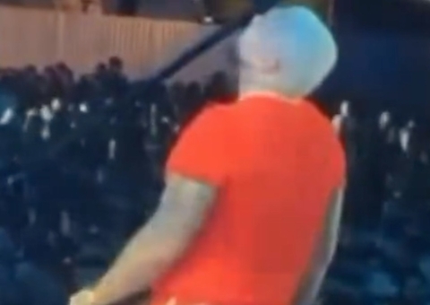 Naldo Benny e Moranguinho simulam sexo no palco e chocam público em show; vídeo