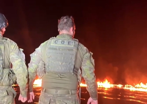 Lancha com drogas pega fogo após criminosos trocarem tiros com PF em Manacapuru