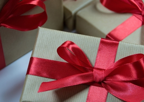 Golpe do aniversário engana ao exigir pagamento de taxa de entrega