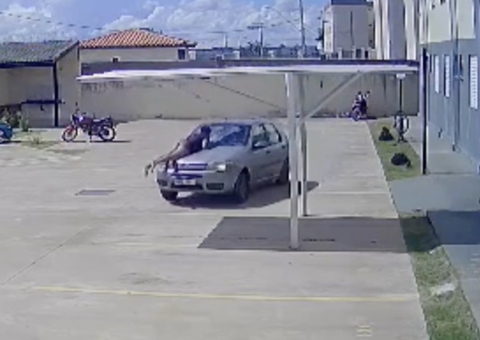 Marido ateia fogo em mulher e arrasta corpo em capô de carro