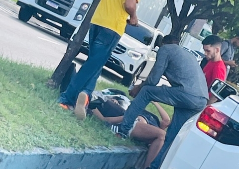 Acidente entre moto e carro deixa dois feridos na Av. Efigênio Salles em Manaus