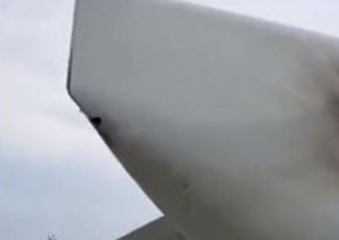 Avião é atingido por raio e fica com buraco na asa
