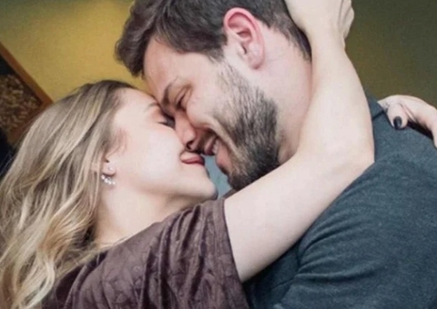 Postagens enigmáticas aumentam rumores de crise no noivado de Carla Diaz e Felipe Becari, diz Leo Dias 