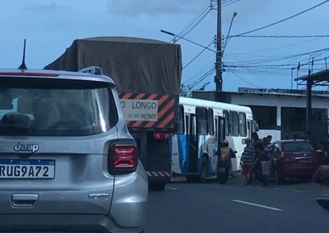 Carreta atinge ônibus em acidente na Av. das Torres em Manaus 