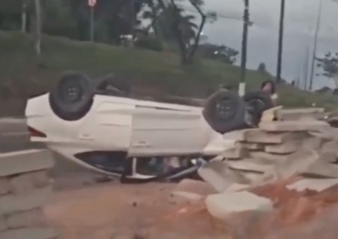 Carro capota após colidir em canteiro de obra em avenida de Manaus; vídeo