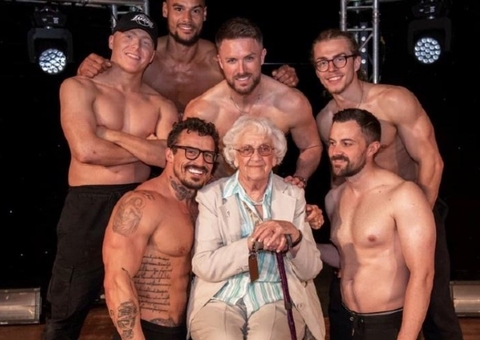 Idosa de 92 anos realiza sonho de ver show de strip-tease