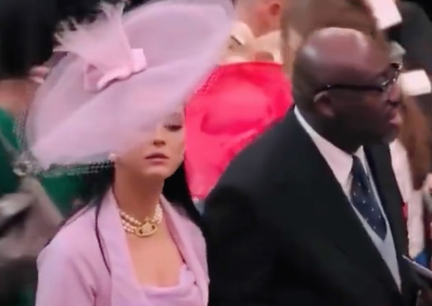 Katy Perry se perde durante coroação de rei Charles; vídeo 