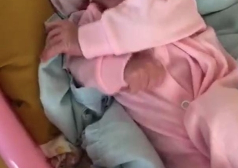 Mulher abandona recém-nascida com 4 dias de vida em calçada em Manaus