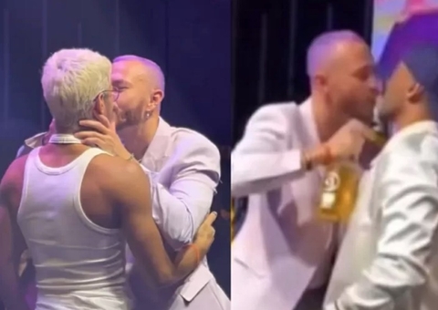 Fred beija ex-bbbs Gabriel, Alface, Gustavo e Cara de Sapato em festa de aniversário