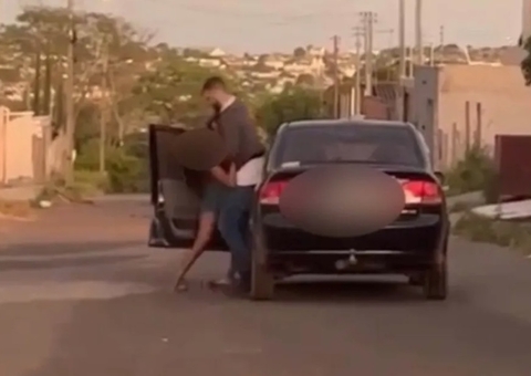 Vídeo mostra homem arrastando mulher pelos cabelos e a colocando à força dentro de carro
