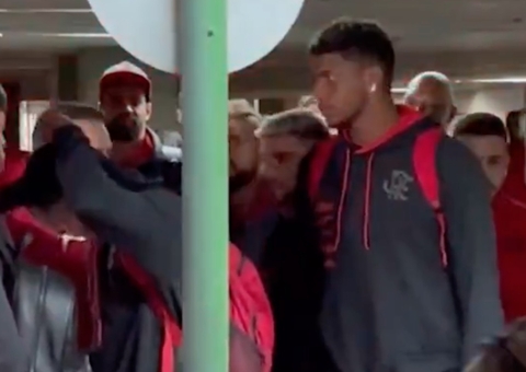 Jogadores do Flamengo são hostilizados na volta ao Rio após derrota por 2 a 1