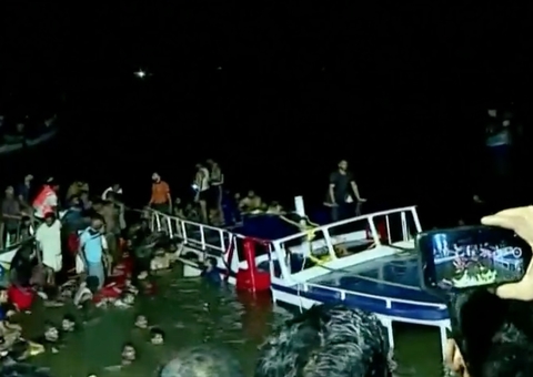 Barco turístico vira e deixa 22 mortos