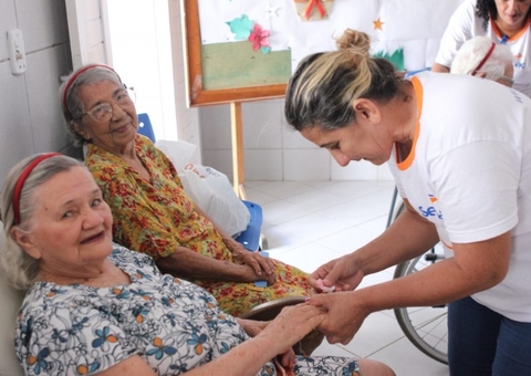 Comissão da Câmara avalia PL que inclui serviço de cuidadores de idosos no SUS