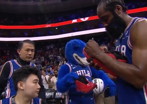 Vítima de atentado em universidade recebe Harden e ganha tênis de jogo histórico