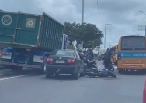 Acidente entre carro e moto causa congestionamento em avenida de Manaus; vídeo