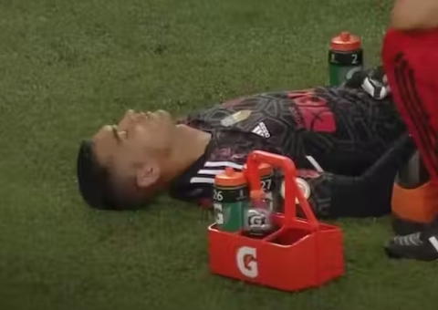 Exames descartam fratura na face do goleiro Santos, informa Flamengo