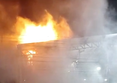 Clientes de lanchonete ficam apavorados durante incêndio em Manaus; vídeo