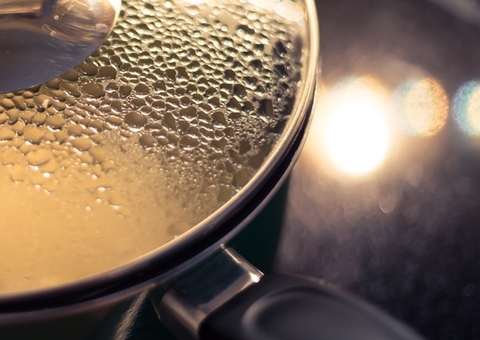 Mulher é presa ao jogar água fervendo em filho de 3 anos ao tentar se defender do marido