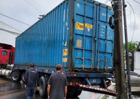 Acidente com carreta deixa avenida interditada em Manaus