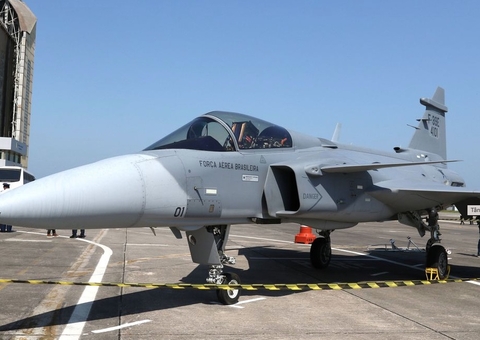 Lula participa de inauguração de linha de produção de caças Gripen