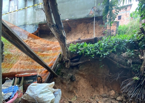 Casa desaba durante forte chuva em Manaus