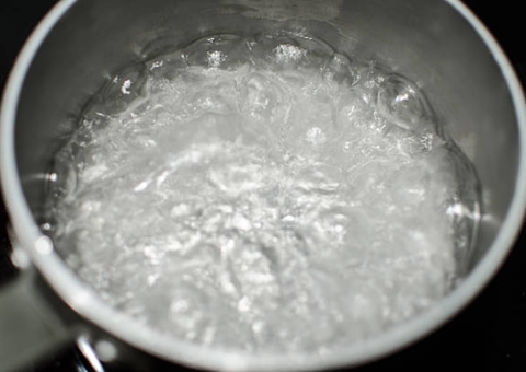 Para se defender de agressão, esposa joga água quente no pênis do marido