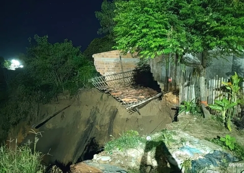 Casa é engolida por cratera de 80 metros
