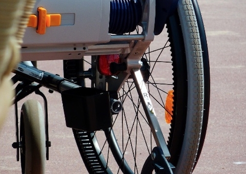 Mulher com deficiência contrata profissional aos 43 anos para fazer sexo pela 1ª vez