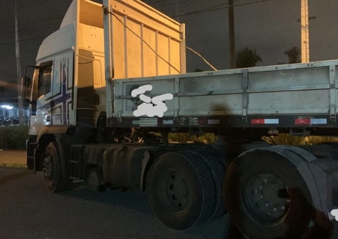 Pai salva filha ao empurrar carrinho de bebê, mas morre atropelado por caminhão