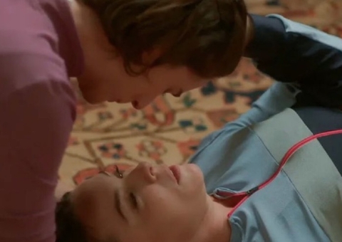 Globo corta cena de beijo lésbico em 'Vai na Fé' e gera revolta