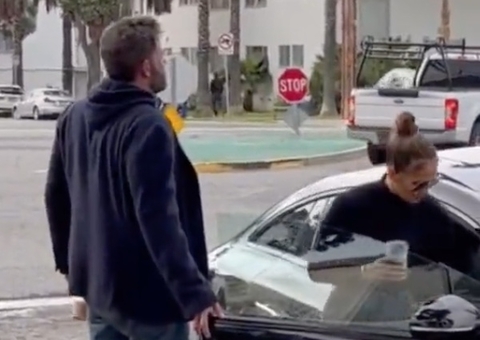 Vídeo: Ben Affleck e Jennifer Lopez são flagrados em suposta briga e ator bate porta do carro