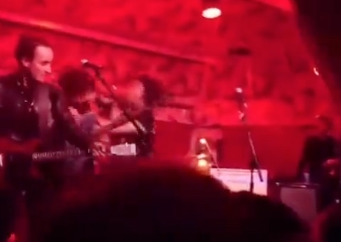 Integrantes de banda de rock saem na porrada durante show; Vídeo