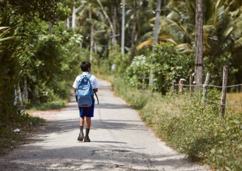 Estudante de 12 anos é baleado na cabeça a caminho da escola