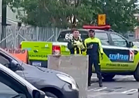 Multado por dirigir embriagado, homem rouba viatura e acaba preso; vídeo