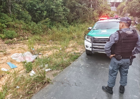 Corpo enrolado em lençol é jogado à margem de avenida em Manaus
