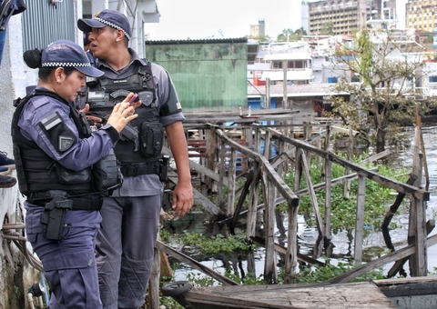 Moradores encontram corpo de homem boiando em igarapé de Manaus